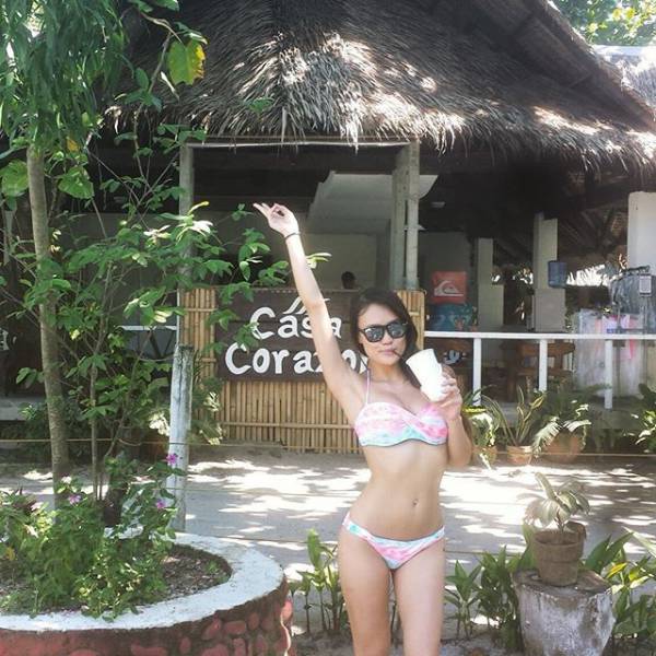 Beautiful Babes in Skimpy Bikinis