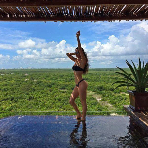 Beautiful Babes in Skimpy Bikinis