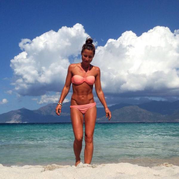 Beautiful Babes in Skimpy Bikinis