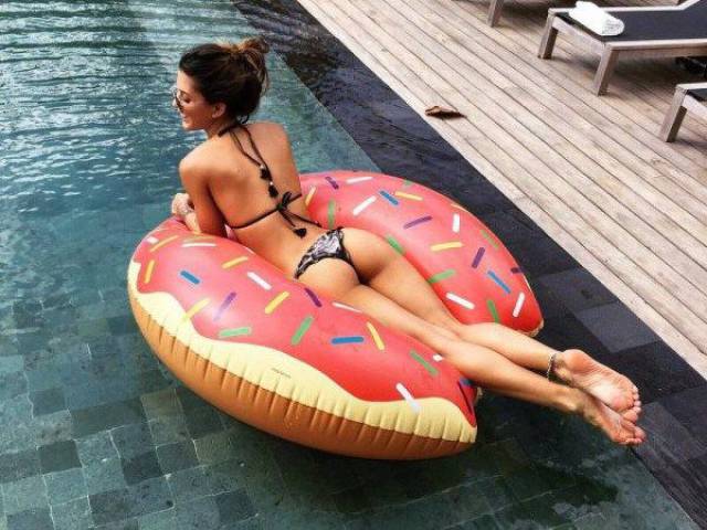 Beautiful Babes in Skimpy Bikinis