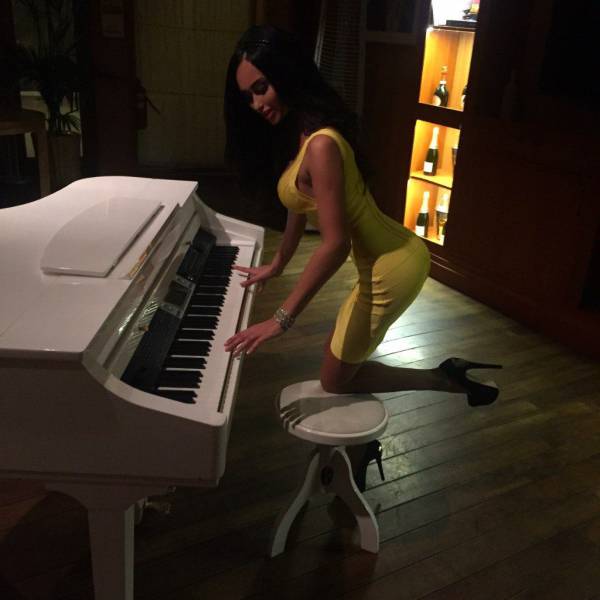 Lookout Boys…Here Come the Babes in Tight Dresses