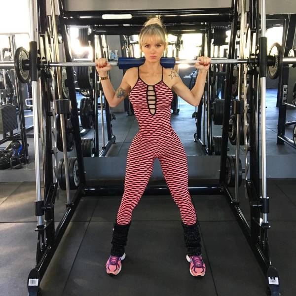 Would You Like To Hook Up With This Chick?