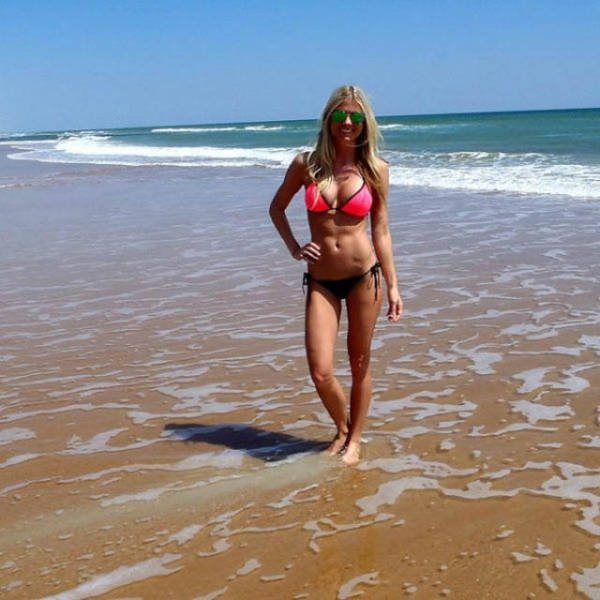 Beautiful Babes in Skimpy Bikinis