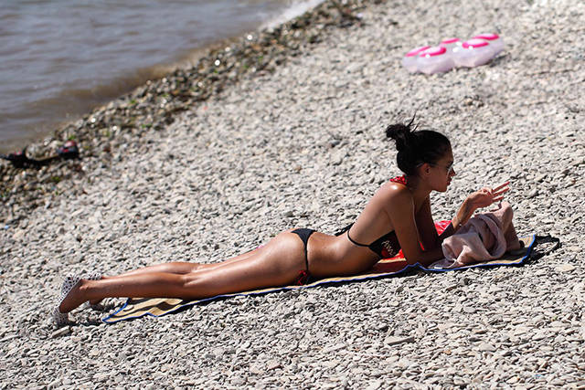 Beautiful Babes in Skimpy Bikinis