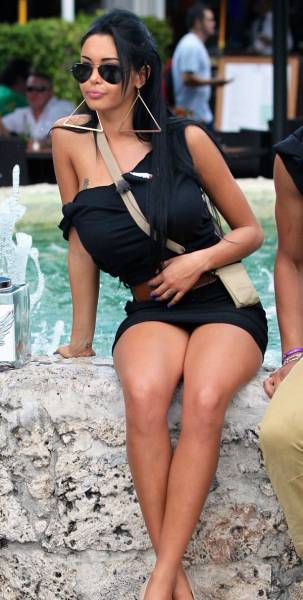 Beautiful And Sexy Girls Spotted In The Street