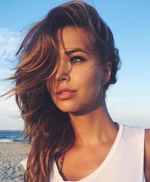 There Are Beautiful Girls Here