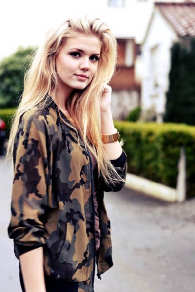 There Are Beautiful Girls Here