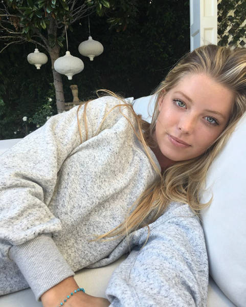 There Are Beautiful Girls Here