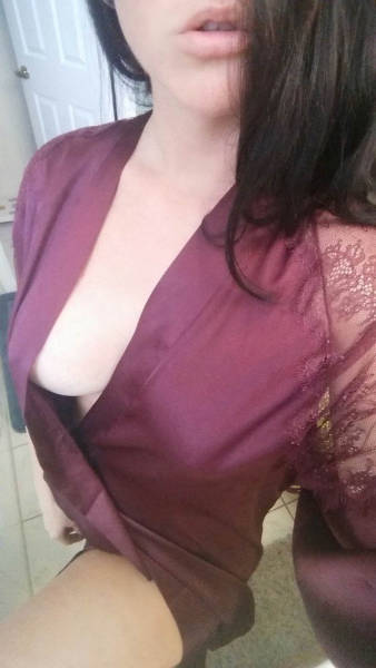 Braless Girls Let Their Boobs Hang Free