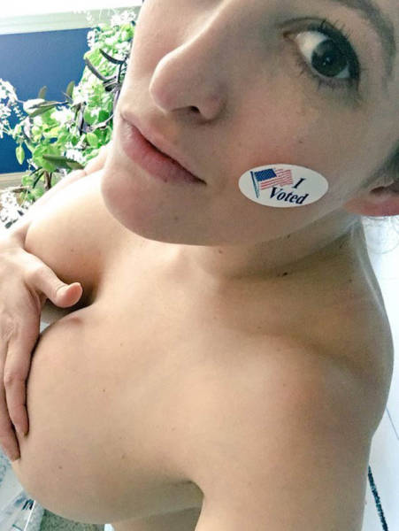 Braless Girls Let Their Boobs Hang Free