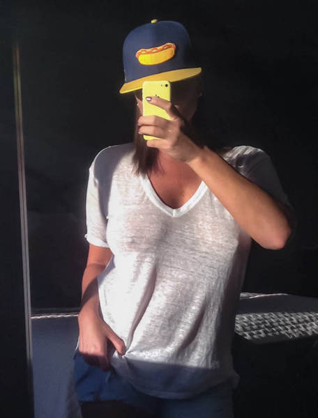 Braless Girls Let Their Boobs Hang Free