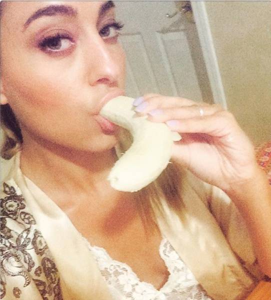 Model Promised A Blowjob For Everyone Who Voted ‘No’ In Italian Referendum